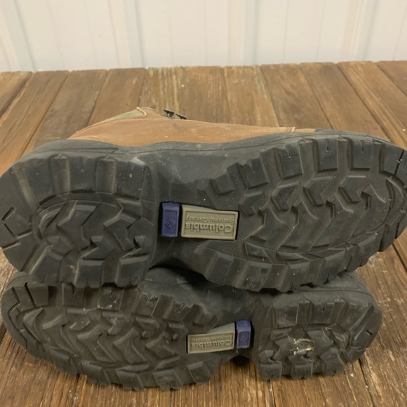 Columbia waterproof hiking boots. - Picture 9 of 10